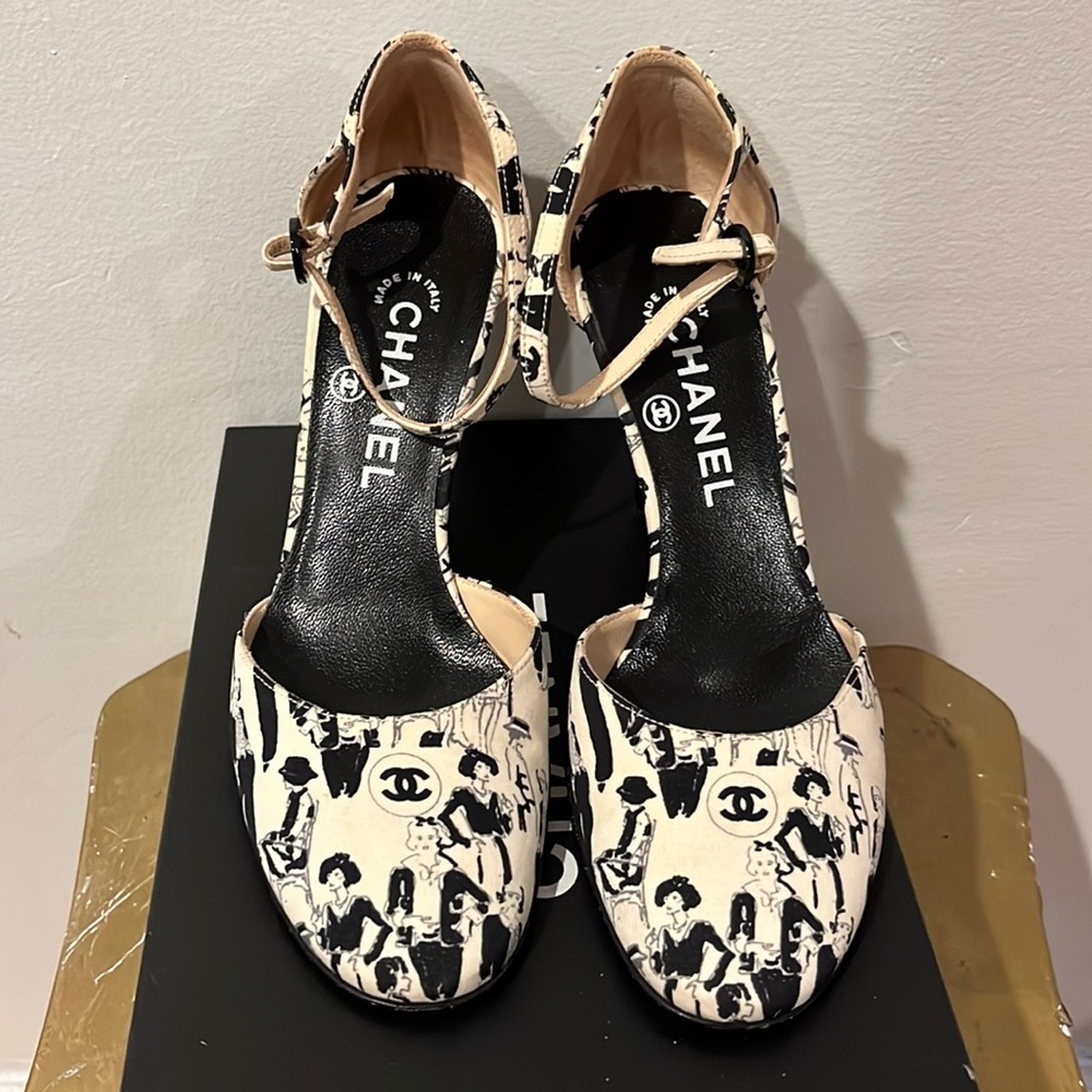 Chanel black and white shoe